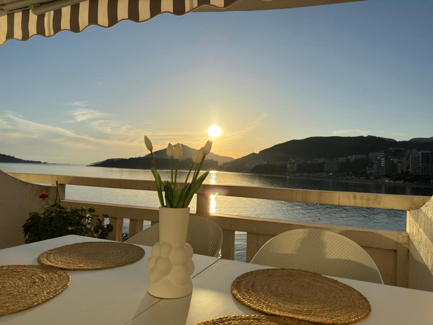 Front Row Sunset Daire *
